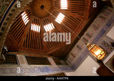 Il Marocco Marrakech Dar Si Said Museum di Arte Marocchina di cedro intagliato soffitto Foto Stock