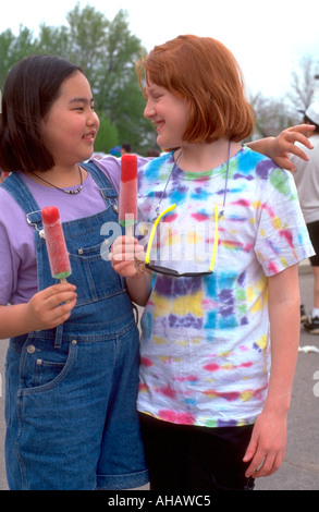 Asian amico età 12 alla Asian American festival. St Paul Minnesota USA Foto Stock