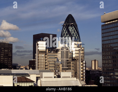 Regno Unito Londra Gherkin aka Swiss Re Tower con Lloyds edificio di fronte C Bowman Foto Stock