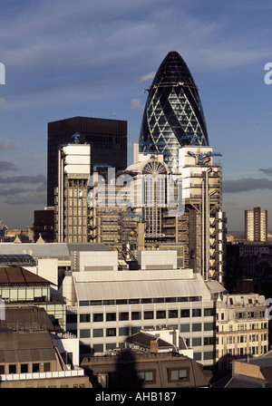 Regno Unito Londra Gherkin aka Swiss Re Tower ufficio moderno blocco Lloyds edificio di fronte C Bowman Foto Stock