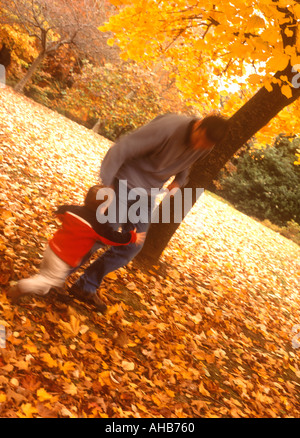 Padre con suo figlio giocare all'aperto in autunno Foto Stock