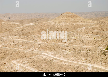 Una miscela di design naturale e il lavoro dell'uomo, le montagne nel sud della Tunisia sono un ambiente ideale per i film della serie di Guerre Stellari Foto Stock