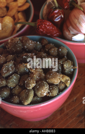 Piatto con capperi e olive Fave Pantelleria Sicilia Italia Foto Stock