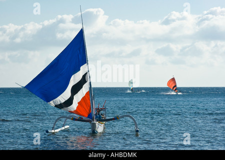 Jukung o Outrigger tradizionale la pesca in barca a vela di ritorno dal mare, Amed, Bali, Indonesia Foto Stock