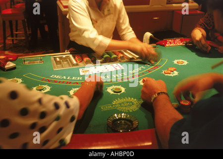 Il concessionario e i giocatori di black jack Tavola in Nevada casino Foto Stock