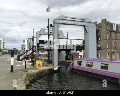 Barca stretta passando sotto il Leamington ponte di sollevamento sull'Union Canal vicino Lochrin Basin, Fountainbridge, Edinburgh, Regno Unito Foto Stock
