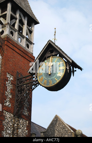 La torre dell'orologio di San Michele in Lewes Chiesa, High Street, Lewes, East Sussex, England, Regno Unito Foto Stock