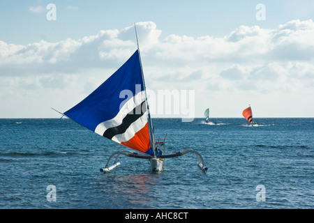 Jukung o Outrigger tradizionale la pesca in barca a vela di ritorno dal mare, Amed, Bali, Indonesia Foto Stock