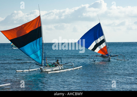 Jukung o Outrigger tradizionale la pesca in barca a vela di ritorno dal mare, Amed, Bali, Indonesia Foto Stock