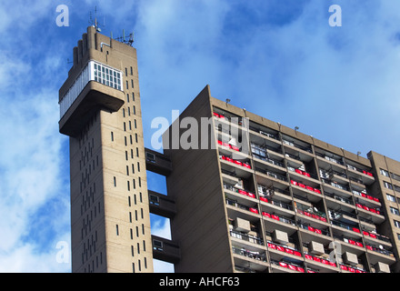 Giorno Trellick Tower un blocco residenziale progettato da Erno Goldfinger nella zona ovest di Londra Inghilterra Regno Unito Regno Unito Regno Unito Foto Stock