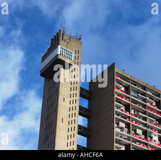 Trellick Tower un blocco residenziale progettato da Erno Goldfinger nel West London REGNO UNITO Foto Stock