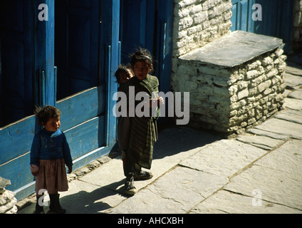 Bambini nepalesi in Street , il Nepal Foto Stock