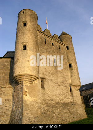 Serata di lavaggi con la luce del sole attraverso il castello di Enniskillen che ora ospita il Museo di Contea, County Fermanagh Irlanda del Nord Foto Stock