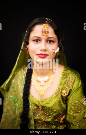 Bella donna pakistana indossando il tradizionale abito da sposa Foto Stock
