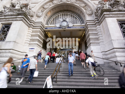 Pendolari sfocata in ora di punta la stazione di Waterloo entrata principale Foto Stock
