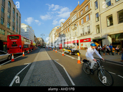 Un ciclista sul trefolo a Londra approfittando della corsia di circolazione chiusure Foto Stock