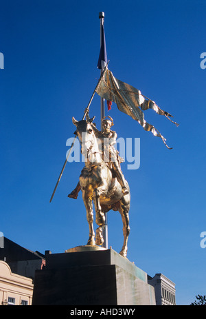 Statua di Giovanna d'arco, cameriera di New Orleans, vicino al mercato francese, Decatur Street, New Orleans, Louisiana, Stati Uniti d'America Foto Stock