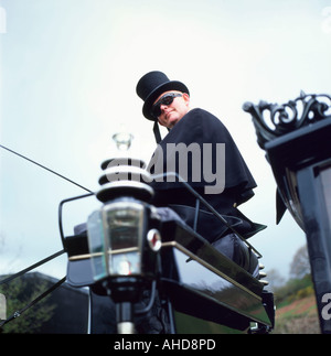 Uomo che indossa il nero top hat guida cavallo carro funebre Llanwrda Carmarthenshire Wales UK KATHY DEWITT Foto Stock