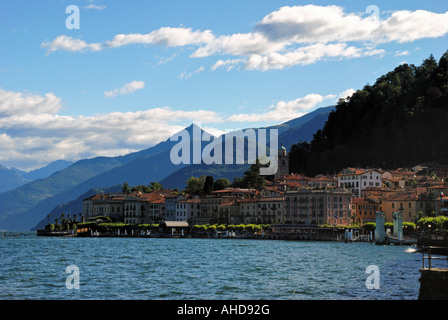 Una vista di Bellagio e sulle montagne dal lungomare Foto Stock