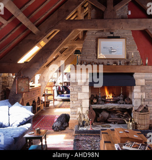 Camino di pietra nel fienile conversione soggiorno con travi a soffitto apex e traverse in legno di quercia Foto Stock