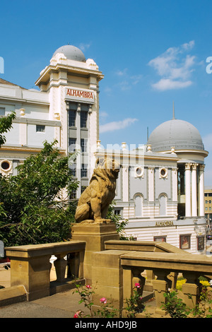 Statua di Lion e giardini al di fuori del Teatro Alhambra nel centro città Bradford West Yorkshire Inghilterra Foto Stock