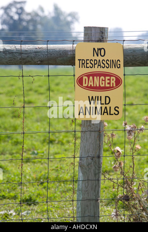 Wolcottville Indiana Un segno avverte del pericolo da animali selvatici su Cook s Bison Ranch Foto Stock