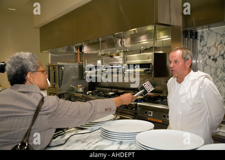 Interviste Reporter celebrity chef Wolfgang Puck Foto Stock
