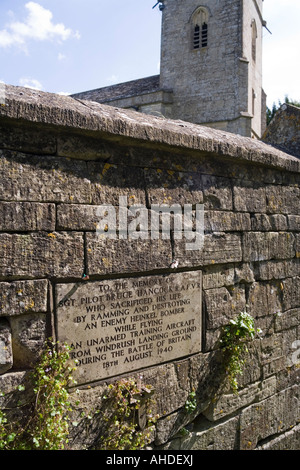 Memoriale di un SECONDA GUERRA MONDIALE RAF hero lasciate nella parete di St Peters sagrato nel villaggio Costwold di Windrush, Gloucestershire Foto Stock