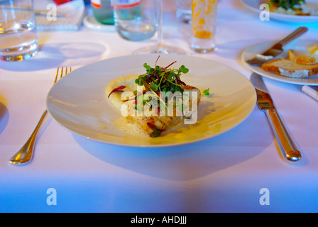 Halibut alla griglia entrée su una piastra per cena Foto Stock