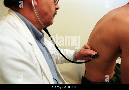 La Svezia Göteborg un medico presso la clinica Cityakuten ascoltare pazienti un battito cardiaco e la respirazione con uno stetoscopio Foto Stock