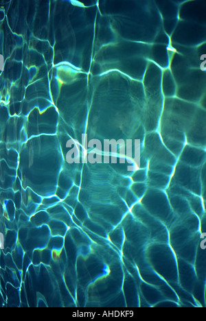 Piscina di acqua sullo sfondo Foto Stock