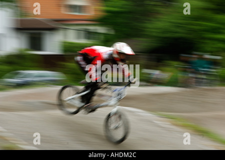 Svezia Stoccolma giovani ragazzi e ragazze competere con le biciclette BMX su un percorso locale Foto Stock