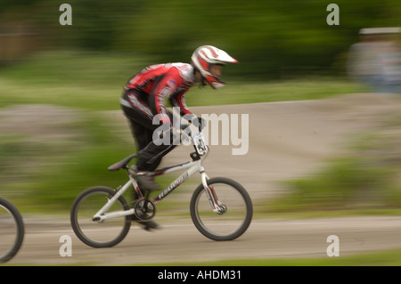 Svezia Stoccolma giovani ragazzi e ragazze competere con le biciclette BMX su un percorso locale Foto Stock