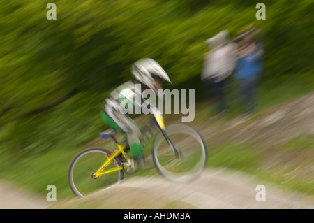 Svezia Stoccolma giovani ragazzi e ragazze competere con le biciclette BMX su un percorso locale Foto Stock