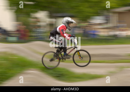 Svezia Stoccolma giovani ragazzi e ragazze competere con le biciclette BMX su un percorso locale Foto Stock