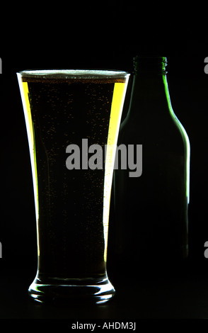 Bicchiere di lager e una bottiglia Foto Stock