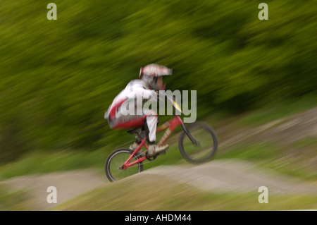 Svezia Stoccolma giovani ragazzi e ragazze competere con le biciclette BMX su un percorso locale Foto Stock