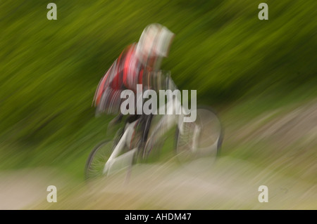 Svezia Stoccolma giovani ragazzi e ragazze competere con le biciclette BMX su un percorso locale Foto Stock