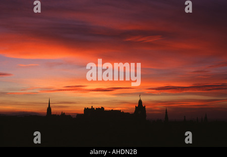 Sunset silhouette della skyline nelle vicinanze del Castello di Edinburgo da Calton Hill, Edimburgo, Scozia, Regno Unito. Foto Stock