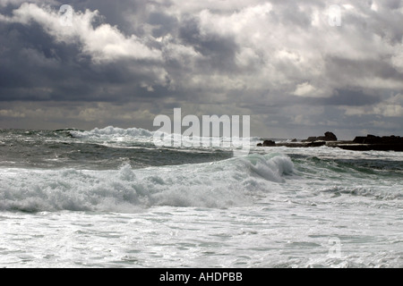 Molto burrascoso cieli di un infuria mare irlandese Foto Stock