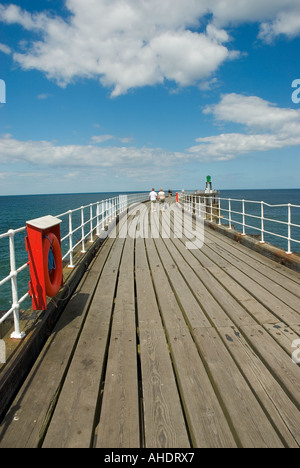 A piedi il porto entrata Whitby North Yorkshire, Inghilterra Foto Stock