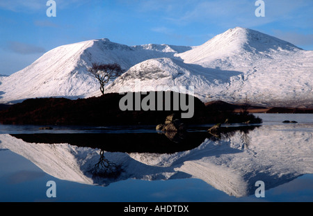 Lochan na h Achlaise, Meall un Bhuiridh e il Monte Nero coperto di neve, Rannoch Moor, Lochaber, Highland, Scozia GB Foto Stock