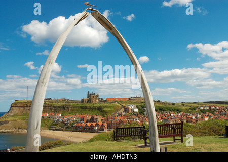 Whitby harbour St Marys chiesa e le rovine dell'abbazia attraverso un osso di balena arch North Yorkshire, Inghilterra Foto Stock