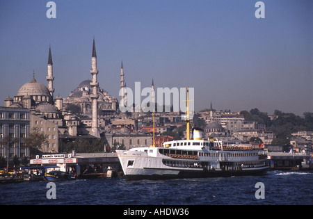 Vista su ISTANBUL attraverso il Golden Horn con un traghetto verso il Bosforo Foto Stock