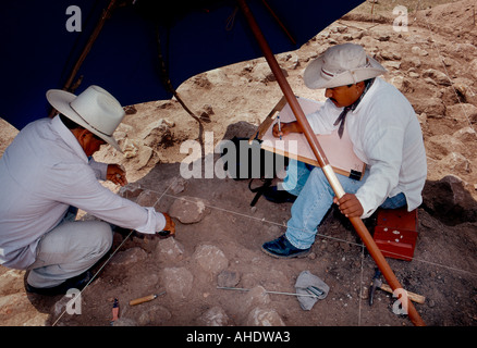 Messico assistente archeologo e architetto registrare la posizione di una sepoltura in un ottavo secolo Oaxacan village Foto Stock