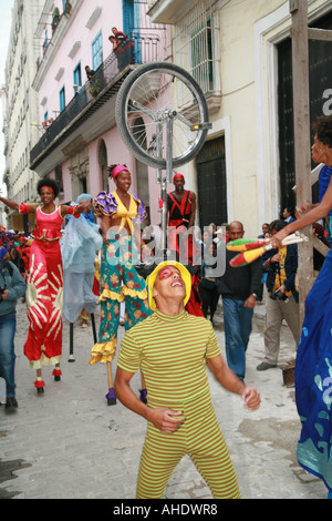 L'Avana Cuba salsa ballerino e giocolieri in strada Foto Stock