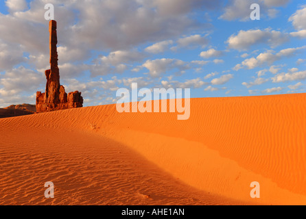 Il Monument Valley - Totem Pole e dune di sabbia - sunrise Foto Stock