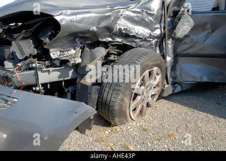Distrutto auto dopo incidente stradale, Vienne, in Francia. Foto Stock