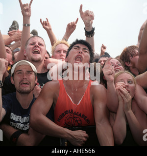 American punk rock ventole nel mosh pit di un outdoor festival punk, Il Warped Tour, Virginia, Stati Uniti d'America. Foto Stock