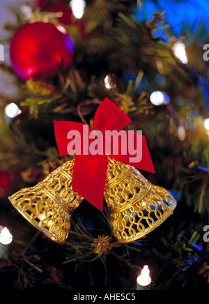 Decorazioni su una festosa albero di Natale Foto Stock